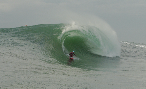 Aninha Dagostini surfando na Avalanche, onda em Vila Velha
