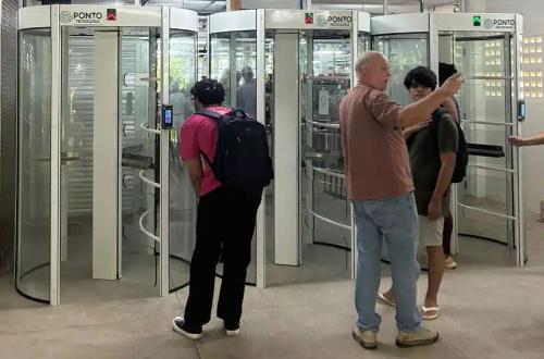 Novas catracas, com portas giratórias, instaladas no Restaurante Universitário (RU), do campus de Goiabeiras, na Ufes