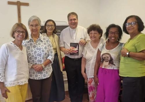 O arcebispo dom Ângelo Mezzari recebeu seis das oito virgens consagradas da Arquidiocese de Vitória no ano passado