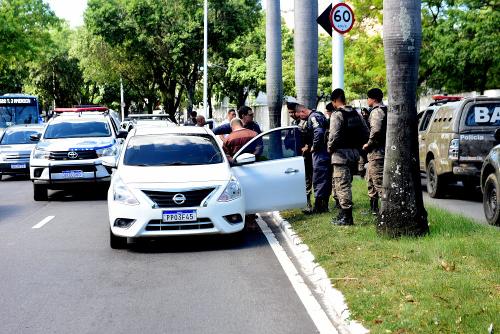 Policiais abordando um suspeito na Avenida Beira Mar, Vitória