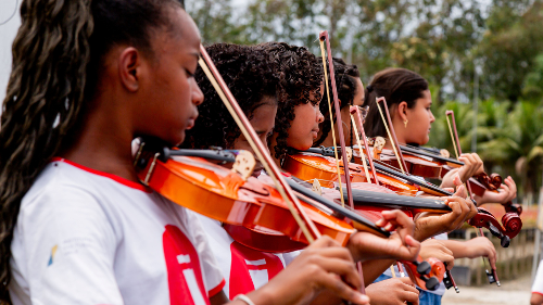O público poderá acompanhar atividades de teatro, capoeira, jongo, canto coral, violino e canto