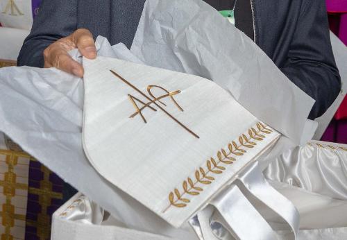 Mitra (cobertura da cabeça), produzida pela Cordis, que o novo arcebispo de Aparecida vai usar em sua posse