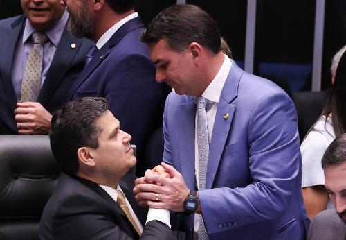 Davi Alcolumbre e Flávio Bolsonaro durante sessão do Congresso Nacional