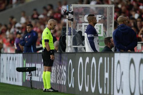 Árbitro WILTON PEREIRA SAMPAIO consulta o monitor do árbitro assistente de vídeo (VAR) durante a partida entre Flamengo e Vasco