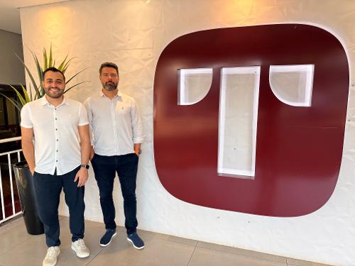 Reitor da Universidade Positivo, Eduardo Faria, e o coordenador-geral do campus de Londrina, Pablo Caldarelli, durante visita à Tarobá.