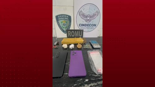Drogas foram apreendidas durante a ação que recuperou veículo clonado