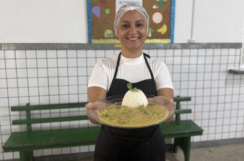 Camilla Barbosa Gomes mostra sua criação, o prato Strogonoff Nutrivida, servido a estudantes de uma escola municipal de Alfredo Chaves