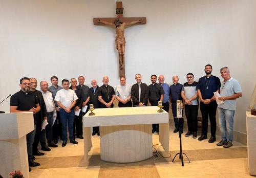 Arcebispo, bispo auxiliar e padres na primeira reunião do novo Conselho Presbiteral da Arquidiocese de Vitória