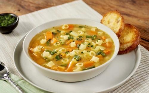 Sopa de legumes com macarrão
