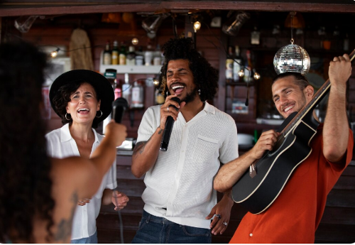 Grupo toca e canta música em bar
