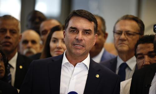 O senador Flávio Bolsonaro (PL), acompanhado de integrantes da bancada do partido na Câmara e no Senado, faz uma declaração à imprensa