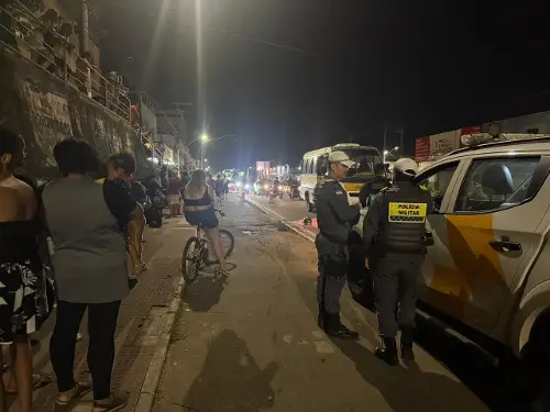 Policiais do Batalhão de Trânsito da Polícia Militar isolaram a área do acidente fatal