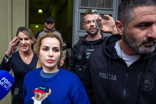 A influenciadora Deolane Bezerra deixa o DHPP em São Paulo.