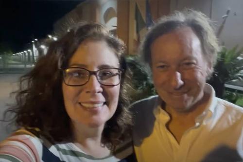 Carla Zambelli aparece na frente do complexo penitenciário de Rebibbia, onde estava detida desde julho