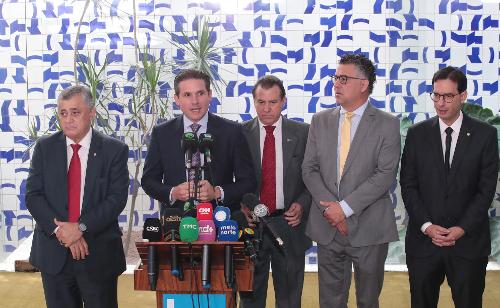 Presidente da Câmara dos Deputados, Hugo Motta, e ministros do governo Lula