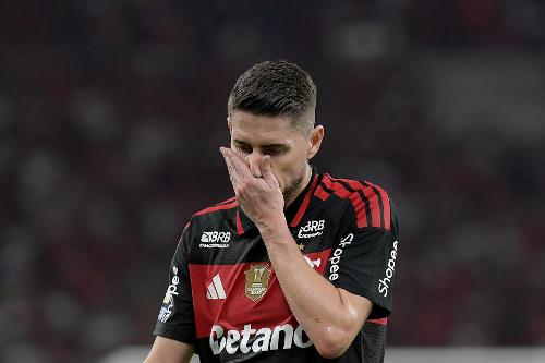 Jorginho foi diagnosticado com uma fratura no dedão do pé direito