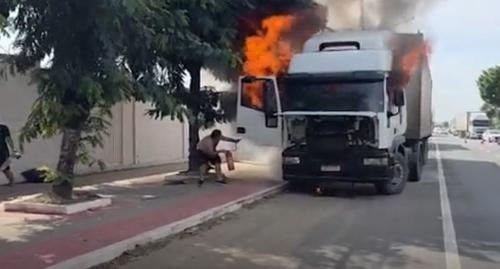 Carreta pega fogo na Serra