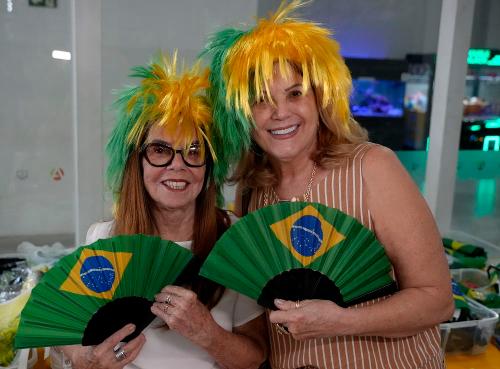 Penha Lins comprando produtos para torcer pelo Brasil na Copa do Mundo Fifa