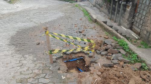 O local exato do vazamento de água, que persistia desde setembro de 2025