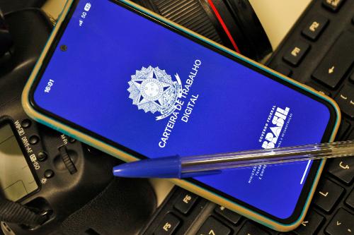 Celular com Carteira de Trabalho Digital.