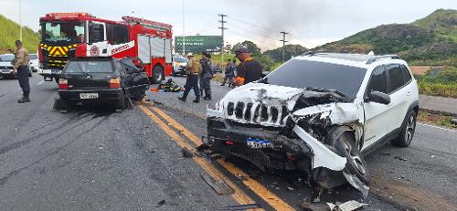 Suspeita é que o motorista do carro preto tenha invadido a contramão