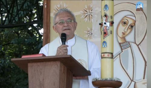 Missa no campinho transmitida ao vivo pelas redes sociais do Convento da Penha