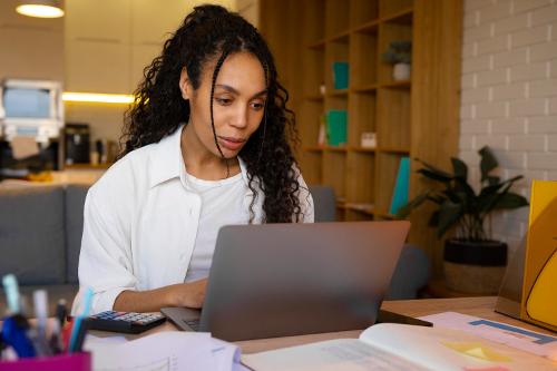 Mulheres podem se qualificar sem sair de casa