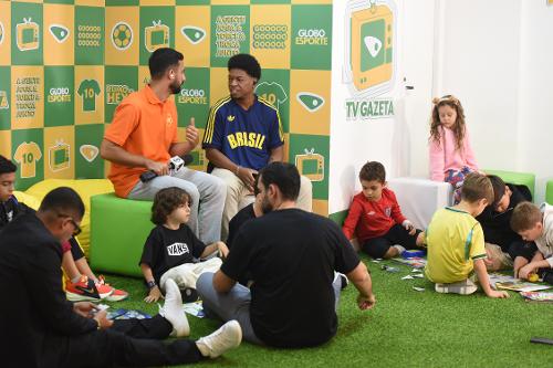 Espaço de Figurinhas do GE reúne torcedores e colecionadores no período de Copa.