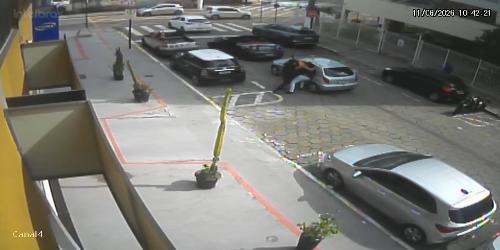 Vídeo mostra motorista sendo rendido e colocado à força em carro por criminosos em Vitória