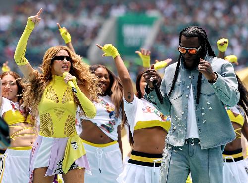 Shakira e Burna Boy durante a cerimônia de abertura da Copa do Mundo