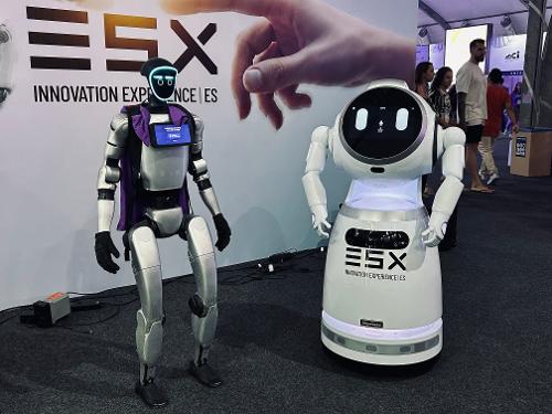 Robôs interativos atraem visitantes com danças, brincadeiras e sessões de fotos durante o ESX 2026.