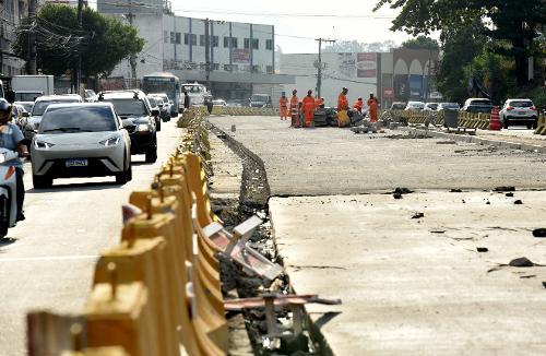 Obras do Transcol na Avenida Carlos Lindenberg, que fazem parte do projeto Expresso GV, um corredor exclusivo de ônibus (BRT)