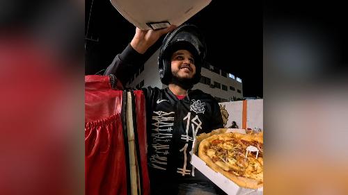 Motoboy empreendedor, Márcio Barbosa faz delivery imediato de pizza em Guarapari