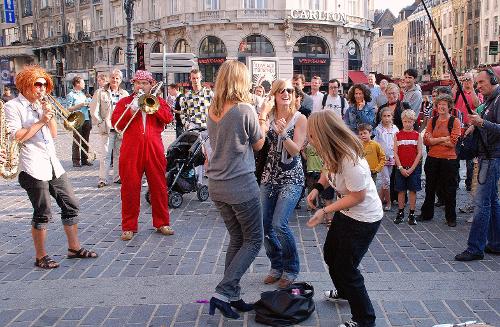 Músicos se apresentam na Fête de la Musique 2025 em uma rua de Paris