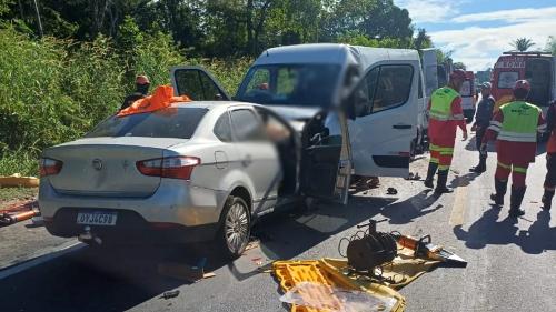 Acidente envolve carro, moto e van na BR 101 em Linhares