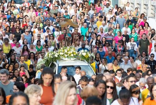 Fiéis acompanham a procissão de São Pedro em Cachoeiro