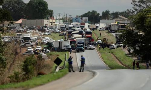 Caminhões bloqueiam rodovias após resultado das eleições de 2022