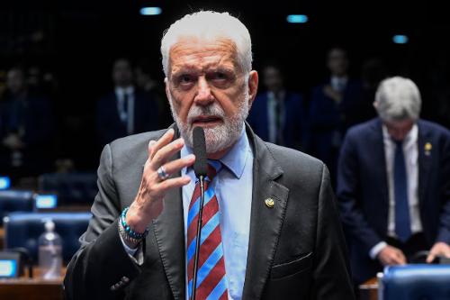 O senador Jaques Wagner (PT-BA) atua como líder do governo Lula no Senado