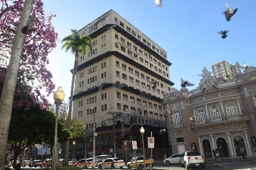 Prédio do antigo IAPI, vizinho ao Teatro Carlos Gomes, no Centro de Vitória. Ele vai ser restaurado para moradia popular.