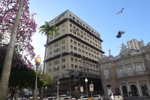 Prédio do antigo IAPI, vizinho ao Teatro Carlos Gomes, no Centro de Vitória. Ele vai ser restaurado para moradia popular.