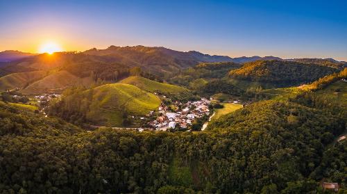 Paisagem de montanha em São Roque de Maravilha, distrito de Alfredo Chaves que registrou 8º