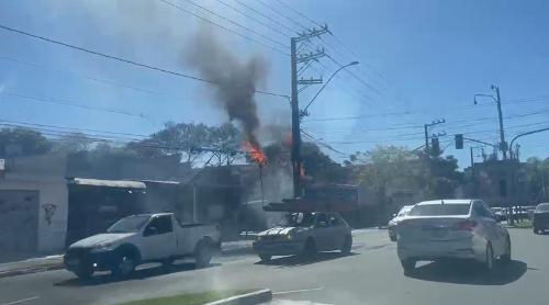 As chamas no poste e na fiação chamaram a atenção de motoristas que passavam pela Avenida Fernando Ferrari