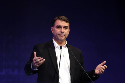 senador Flávio Bolsonaro, pré-candidato à presidência da república, participa de debate com industriais promovido pela CNI
