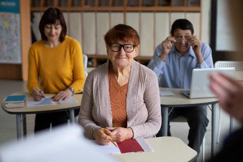Adultos em sala de aula; educação de adultos