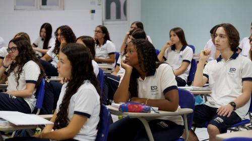 Alunos do 3º ano do Ensino Médio de 2025 da Escola São Domingos, em Vitória.
