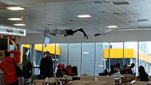 Parte do forro do Aeroporto de Vitória caiu na área de embarque