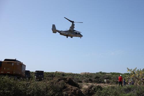 Uma aeronave dos Estados Unidos chega a La Guaira, na Venezuela, para ajudar no trabalho de resgate de vítimas do terremoto