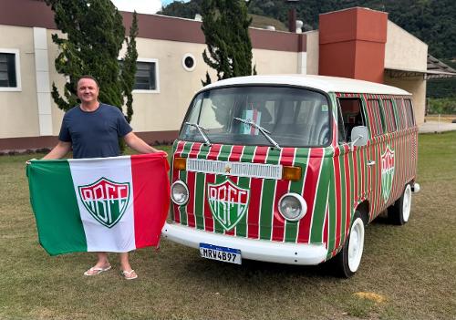 Márcio Sgaria, proprietário da Kombi estilizada com as cores do Rio Branco-VN