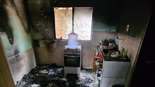 A moradora contou que o incêndio teria começado na área onde fica a geladeira da casa.