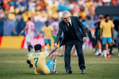 O técnico da Seleção Brasileira, Carlo Ancelotti levanta Vinicius Junior do Brasil após derrota em partida entre Brasil x Noruega, válida pelas oitvas de final da Copa do Mundo 2026, realizada no Estádio MetLife em New Jersey, Estados Unidos.
